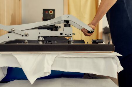 The heat press to stick labels and logos thanks to the flock